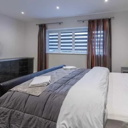 Luxurious & Exquisite 3 Bedroom House In Bowdon Manchester