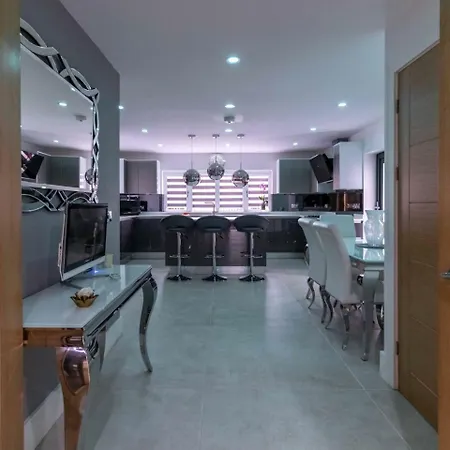 Luxurious & Exquisite 3 Bedroom House In Bowdon Manchester