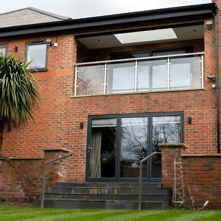 Luxurious & Exquisite 3 Bedroom House In Bowdon Apartment *