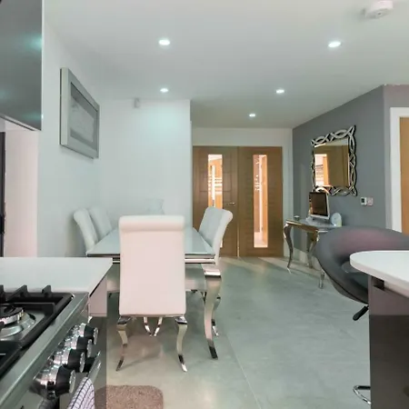 Luxurious & Exquisite 3 Bedroom House In Bowdon * Manchester