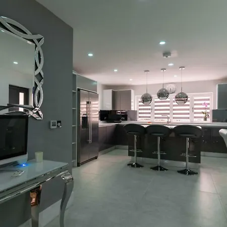 Luxurious & Exquisite 3 Bedroom House In Bowdon Apartment Manchester