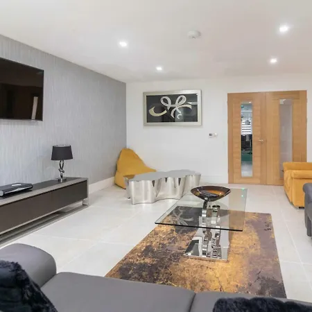 Luxurious & Exquisite 3 Bedroom House In Bowdon
