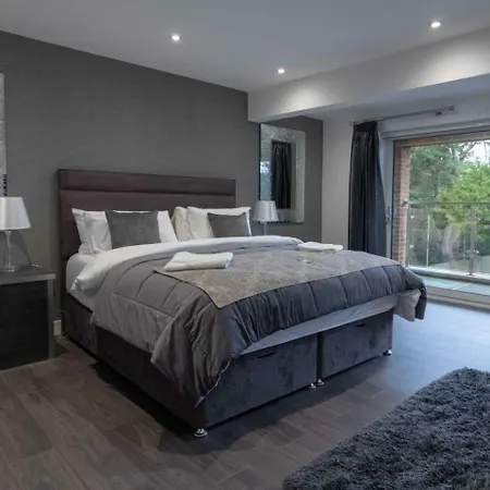 Luxurious & Exquisite 3 Bedroom House In Bowdon Apartment