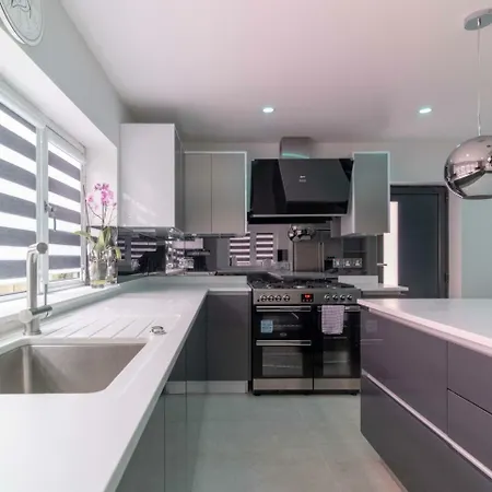 Apartment Luxurious & Exquisite 3 Bedroom House In Bowdon