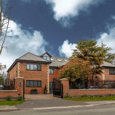 Luxurious & Exquisite 3 Bedroom House In Bowdon Apartment