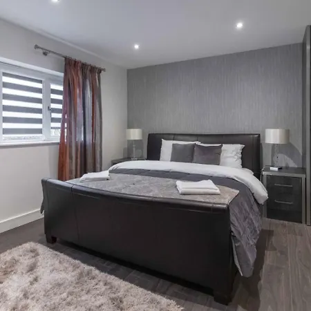 Luxurious & Exquisite 3 Bedroom House In Bowdon
