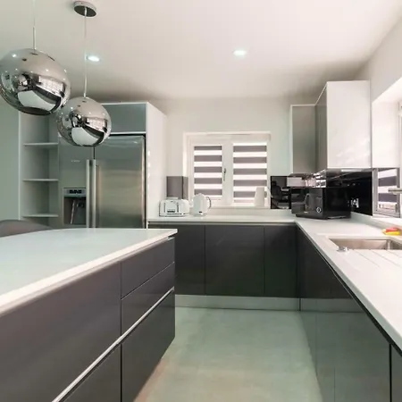 Luxurious & Exquisite 3 Bedroom House In Bowdon