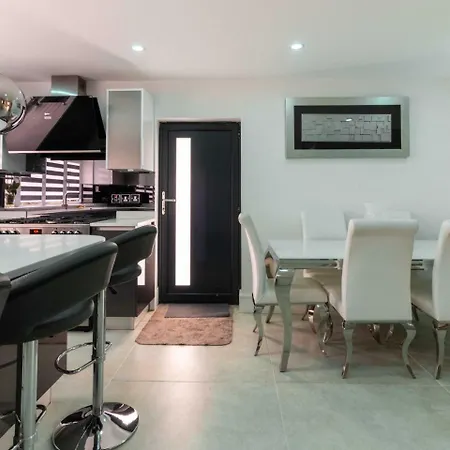 Luxurious & Exquisite 3 Bedroom House In Bowdon Manchester