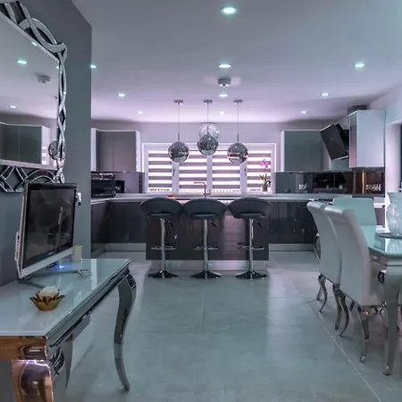 Apartment Luxurious & Exquisite 3 Bedroom House In Bowdon