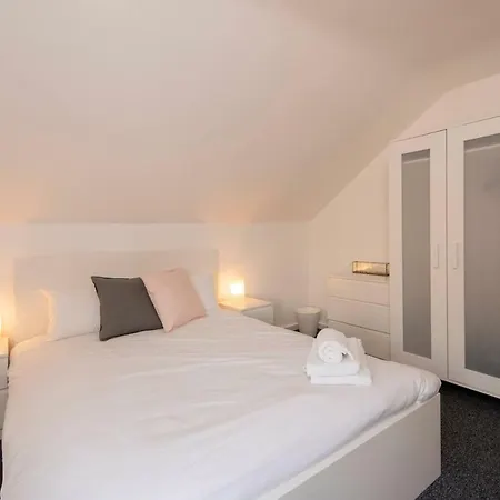 Didsbury Flat For 4 By Guestready Манчестер