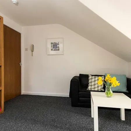 Didsbury Flat For 4 By Guestready Манчестер