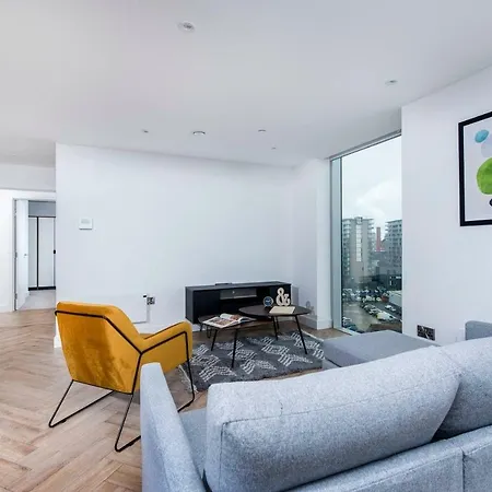 Fantastically Central 2 Bedroom דירה