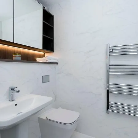 Fantastically Central 2 Bedroom דירה *