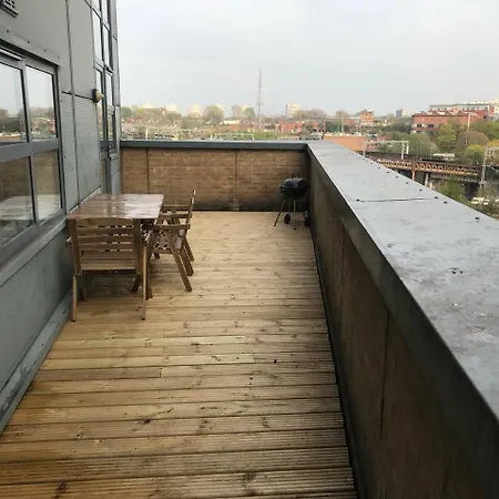 Bright 2 Bed City Centre With Huge Balcony *