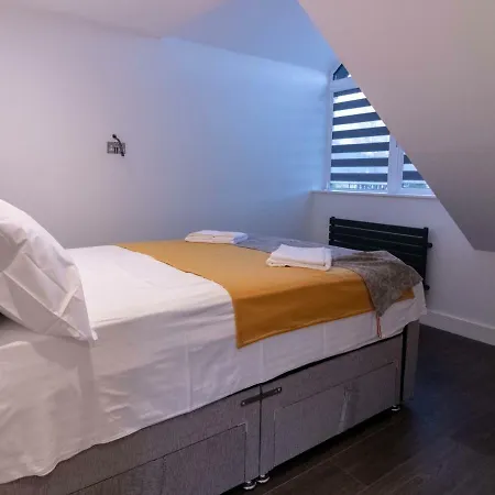 Luxurious & Exquisite 3 Bedroom House In Bowdon Apartment Manchester