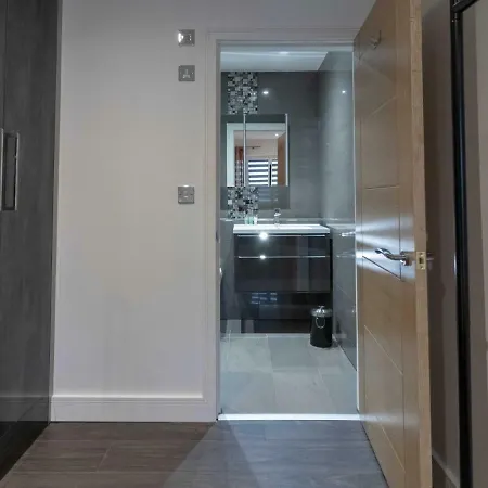 Luxurious & Exquisite 3 Bedroom House In Bowdon *