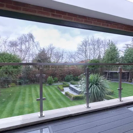 Luxurious & Exquisite 3 Bedroom House In Bowdon *