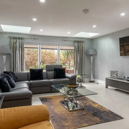 Luxurious & Exquisite 3 Bedroom House In Bowdon