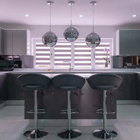 Apartment Luxurious & Exquisite 3 Bedroom House In Bowdon