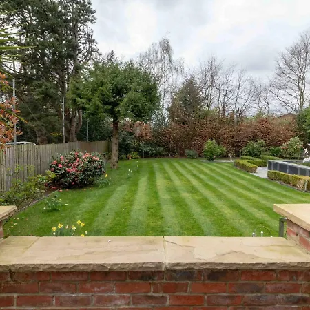 Luxurious & Exquisite 3 Bedroom House In Bowdon