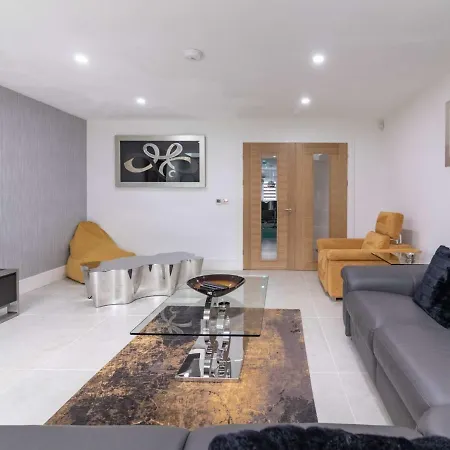 Apartment Luxurious & Exquisite 3 Bedroom House In Bowdon Manchester