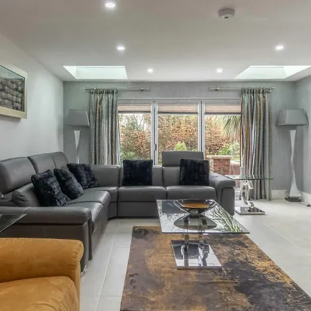 Luxurious & Exquisite 3 Bedroom House In Bowdon Apartment