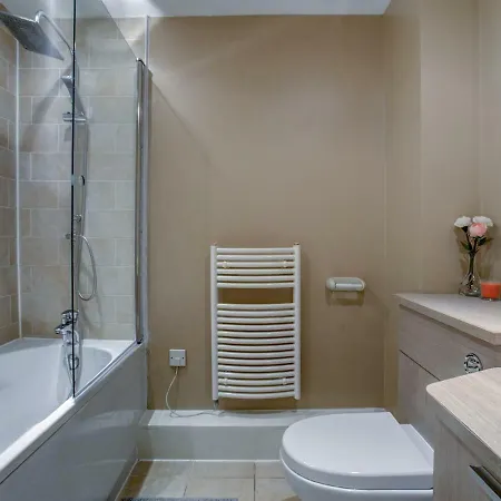 Beautiful Flat In Central דירה *