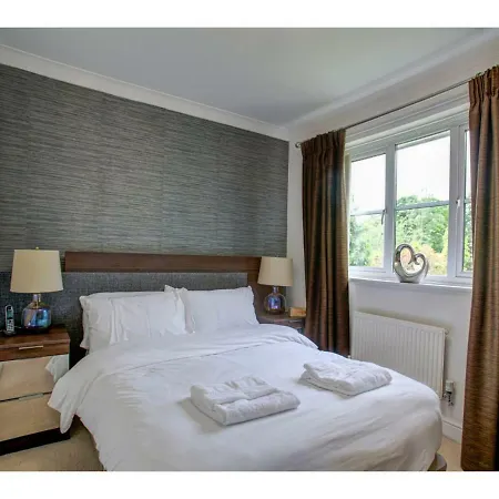 Gorgeous Spacious In Salford Ferienhaus *
