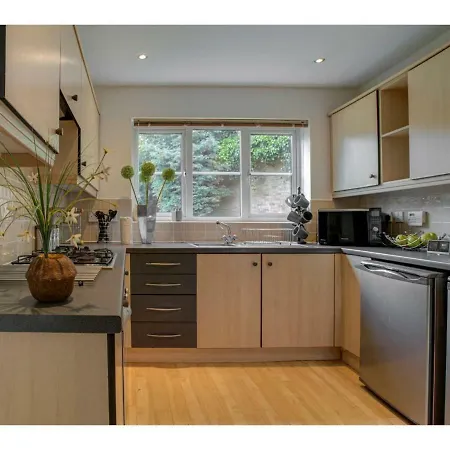 Gorgeous Spacious In Salford Ferienhaus *