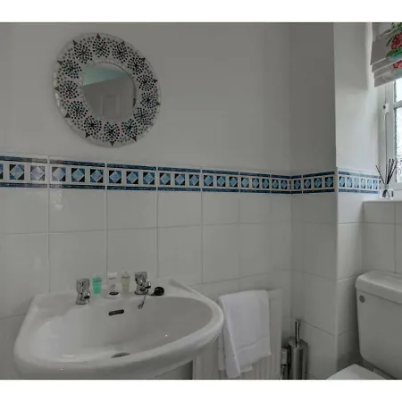 Gorgeous Spacious In Salford Ferienhaus *