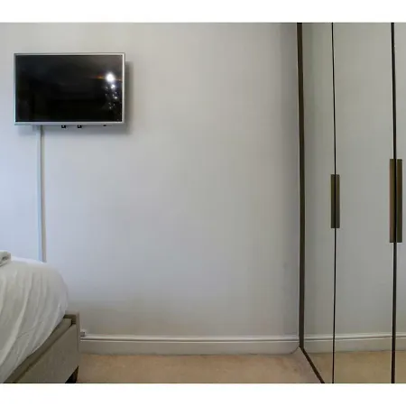 Ferienhaus Gorgeous Spacious In Salford *