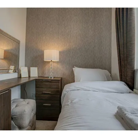 Gorgeous Spacious In Salford Ferienhaus *