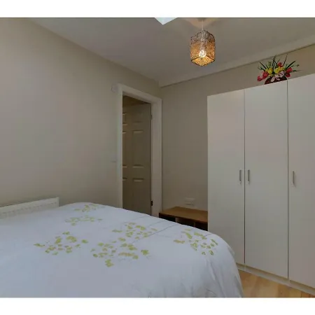 Bright Colourful & Charming Apt For 4 Манчестер