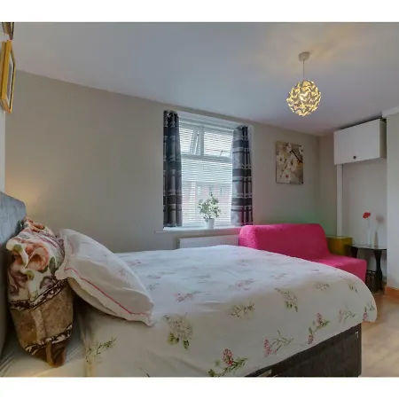 Bright Colourful & Charming Apt For 4
