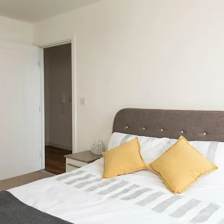 Old Trafford 2 Bed Flat By Guestready Manchester