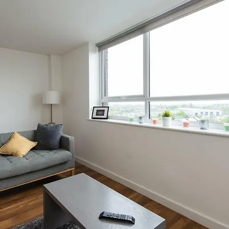 Old Trafford 2 Bed Flat By Guestready