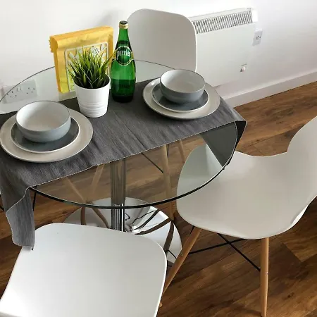 Old Trafford 2 Bed Flat By Guestready * Manchester