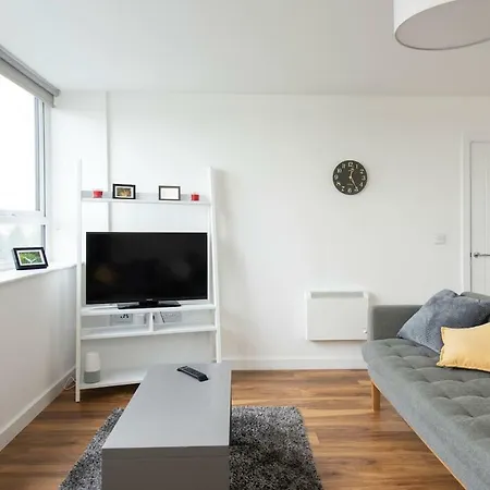 Old Trafford 2 Bed Flat By Guestready *