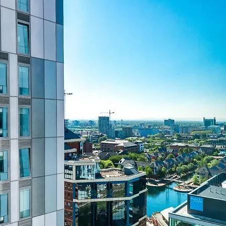 Contemporary 1 Bed In Media City, Sleeps 4, Free Gym Apartment