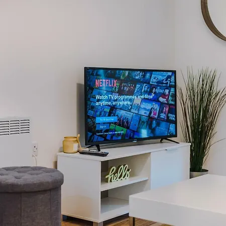 Apartment Contemporary 1 Bed In Media City, Sleeps 4, Free Gym Manchester