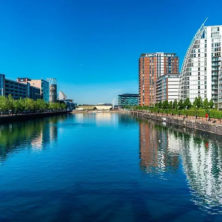 Contemporary 1 Bed In Media City, Sleeps 4, Free Gym Apartment