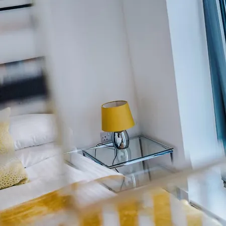 Contemporary 1 Bed In Media City, Sleeps 4, Free Gym Apartment
