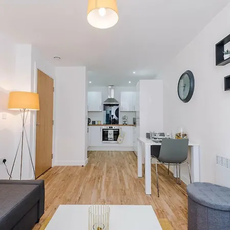 Contemporary 1 Bed In Media City, Sleeps 4, Free Gym Manchester