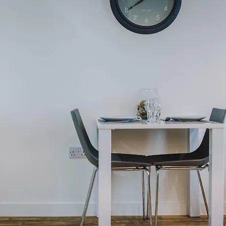 Contemporary 1 Bed In Media City, Sleeps 4, Free Gym Manchester