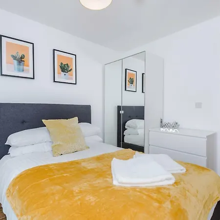 Apartment Contemporary 1 Bed In Media City, Sleeps 4, Free Gym