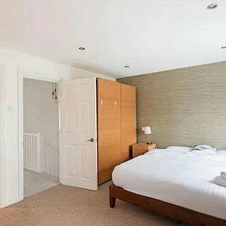 Stunning Large Four Double Bedroom Riverside Prázdninový dům Manchester