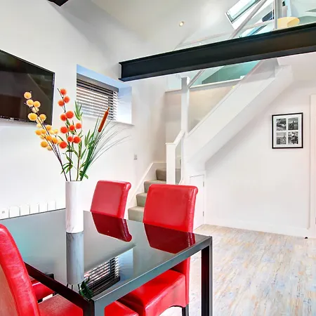 Piccadilly Apartment *