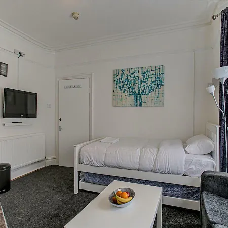 Entire Studio Walking Distance To Mufc! Апартаменты *