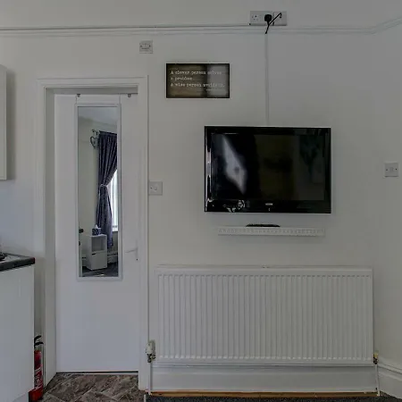 Entire Studio Walking Distance To Mufc! Апартаменты *