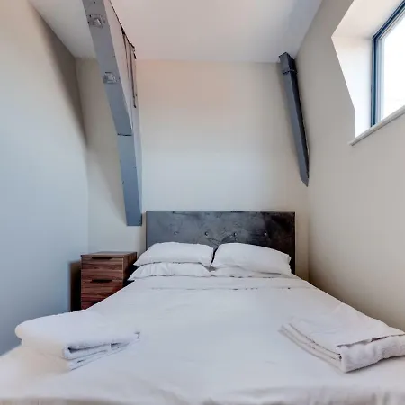 Newly Renovated, Top Floor Apt For 4, Central Mcr!